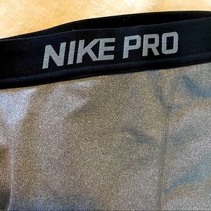 Women’s Nike Pro Cropped Leggings Size Medium